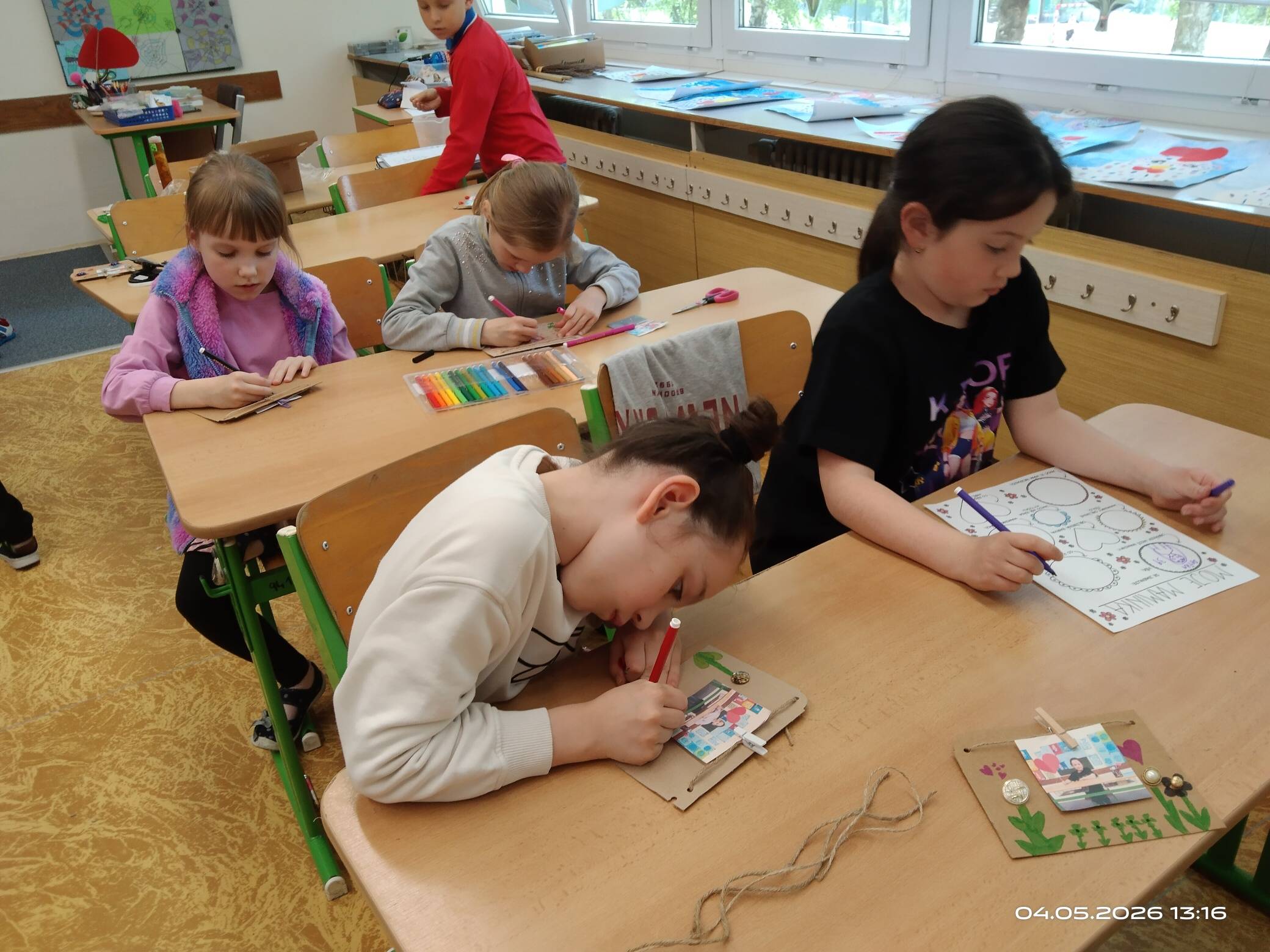 Tvoření přáníček ke Svátku matek - ŠD