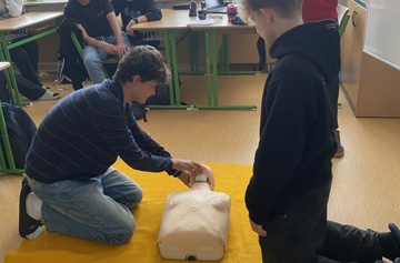 Deváťáci si vyzkoušeli první pomoc s Českým červeným křížem