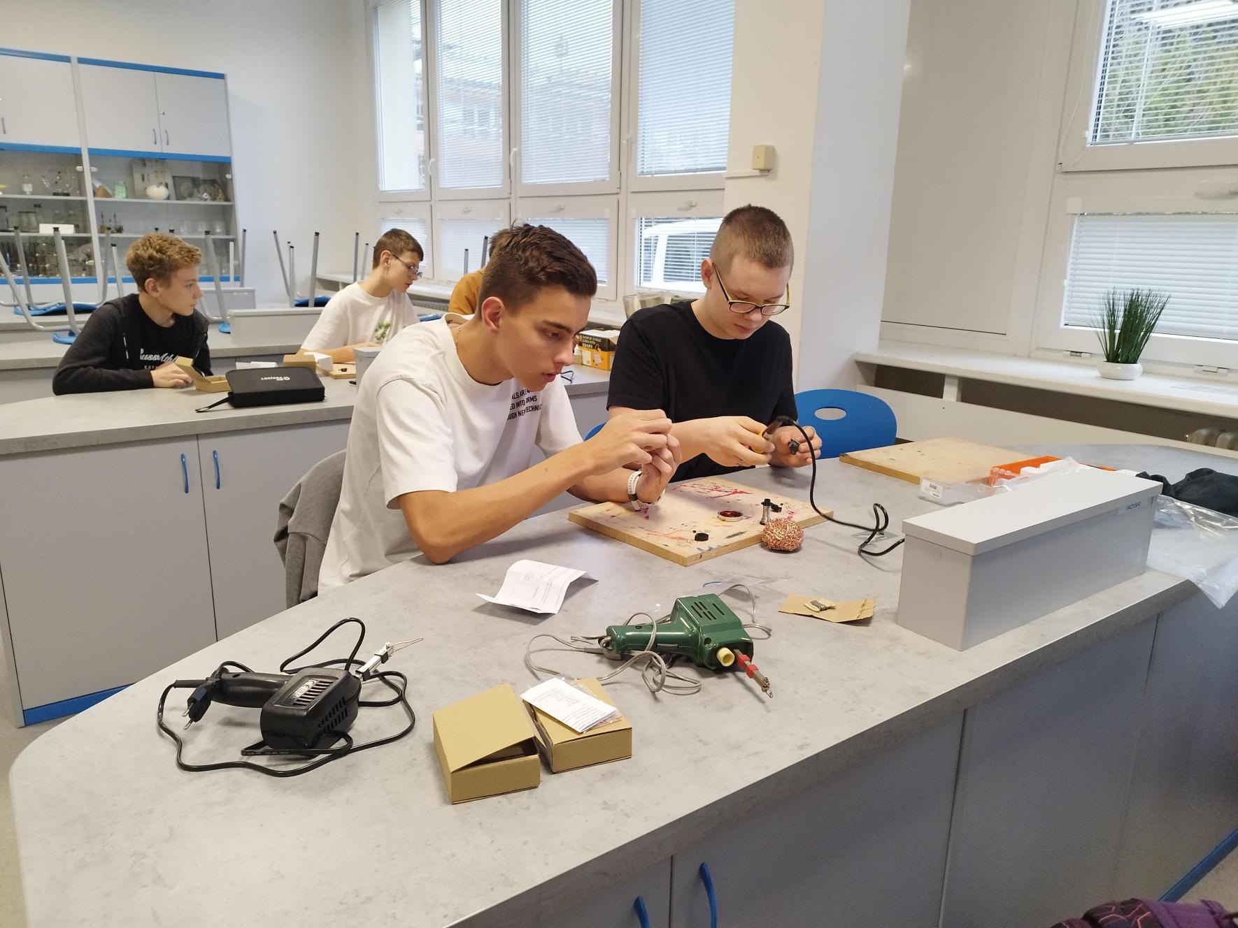 Druhá fyzikální dílna – pájení sovičky