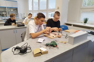 Druhá fyzikální dílna – pájení sovičky