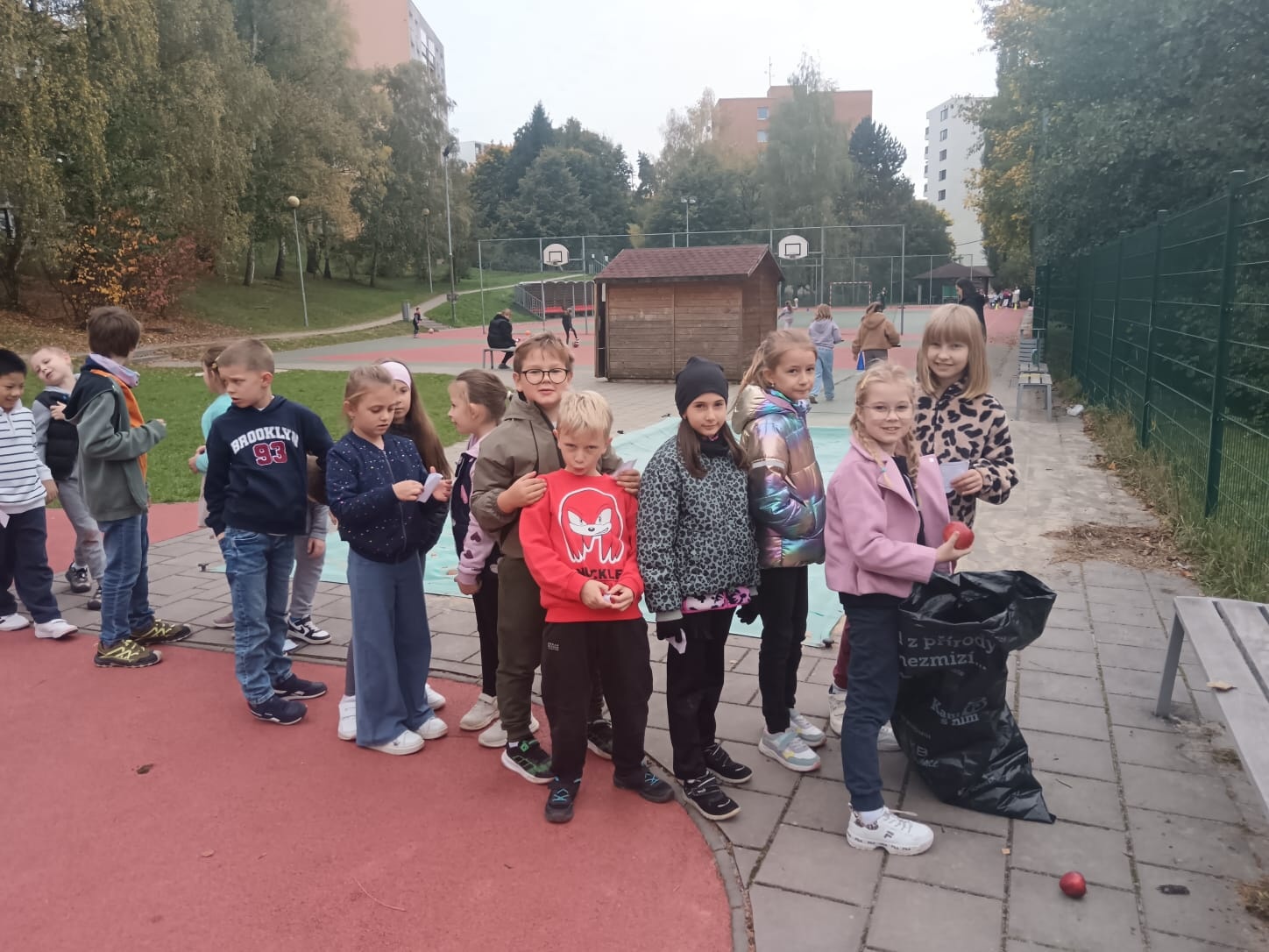 ŠD - Jablíčkobraní na školním hřišti