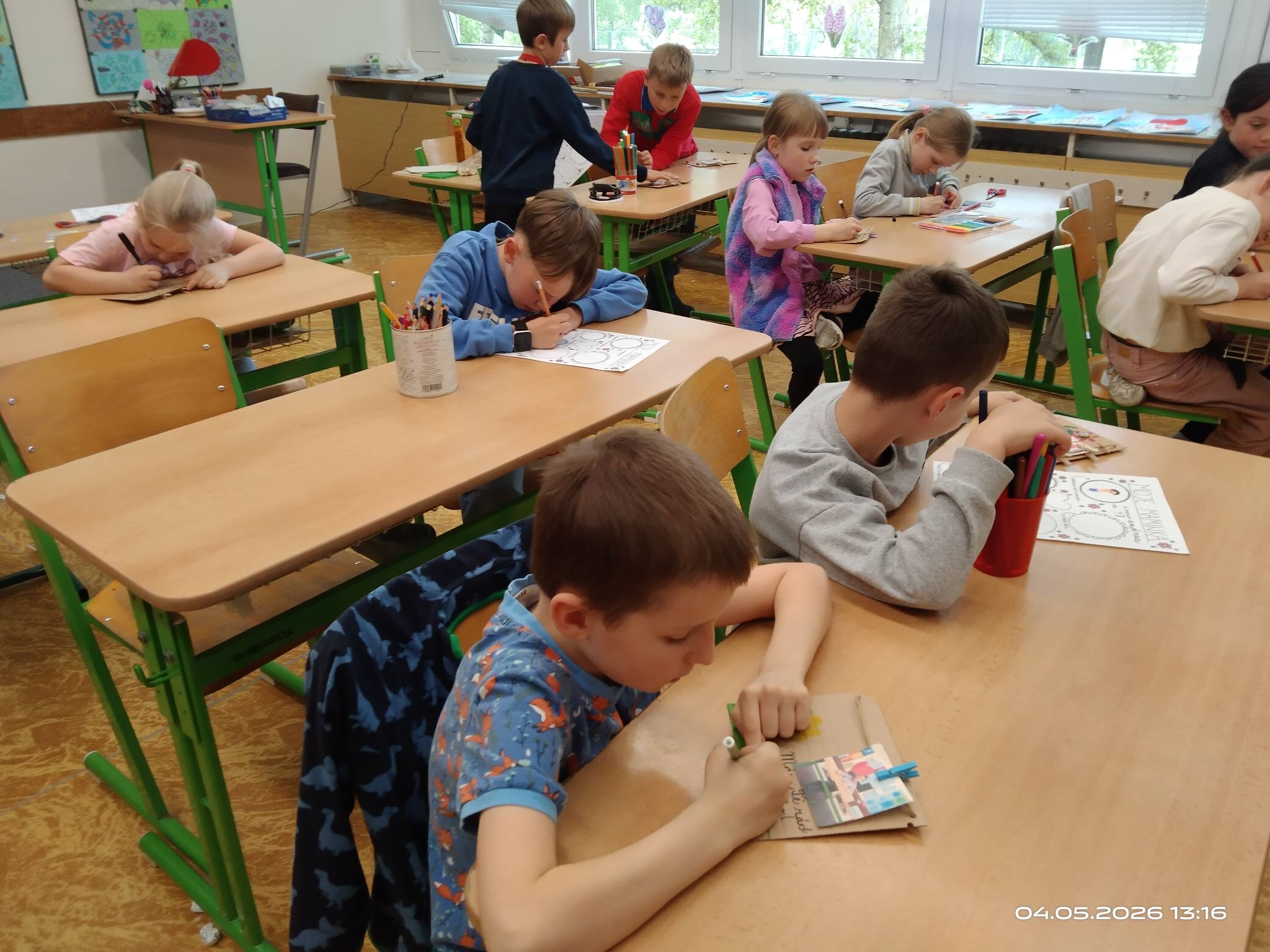 Tvoření přáníček ke Svátku matek - ŠD