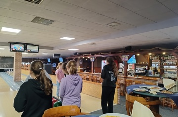 Už se nám to rozjelo! První třídy zahájily turnaj v bowlingu na 2. stupni!