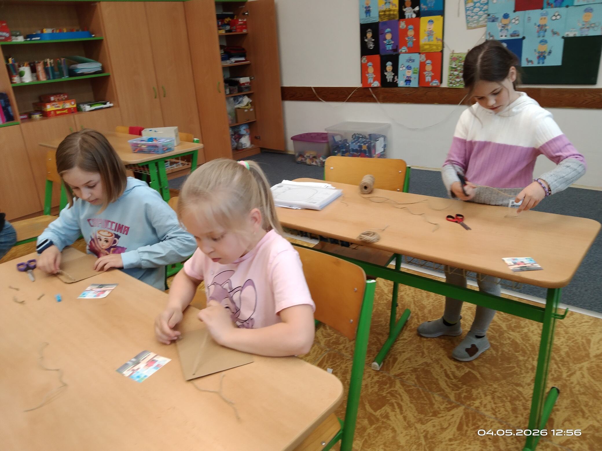 Tvoření přáníček ke Svátku matek - ŠD