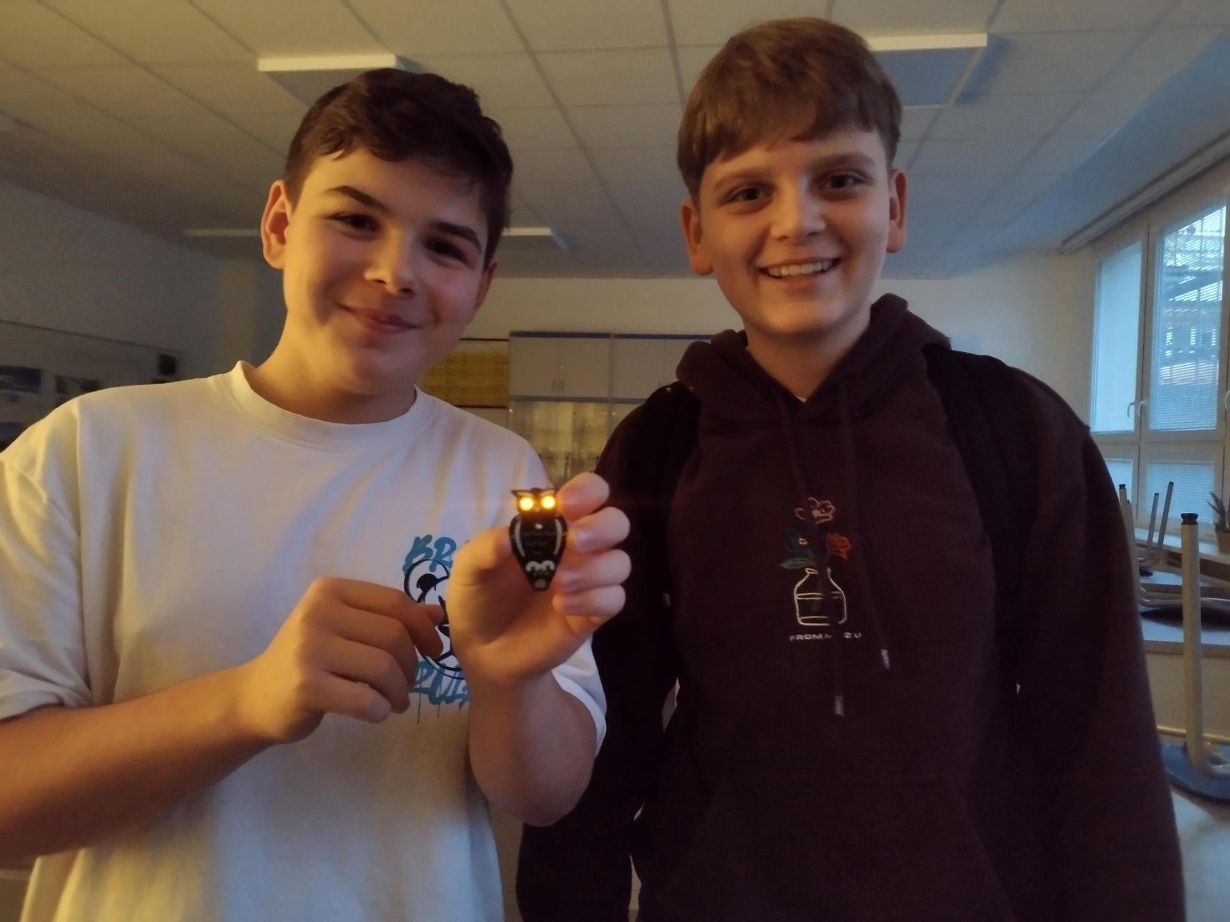 Druhá fyzikální dílna – pájení sovičky