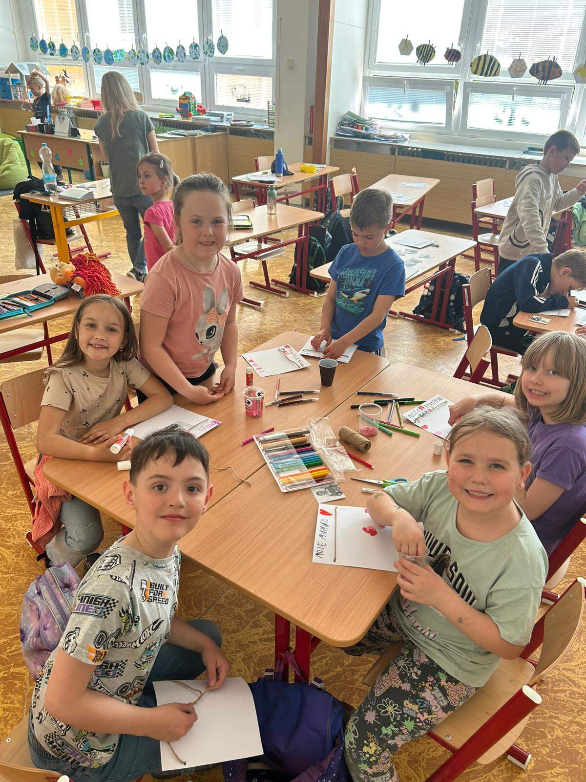 Tvoření přáníček ke Svátku matek - ŠD