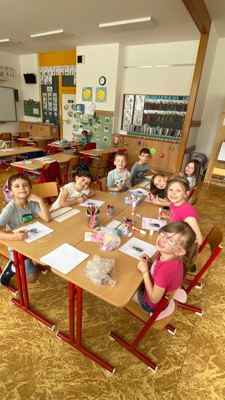 Tvoření přáníček ke Svátku matek - ŠD