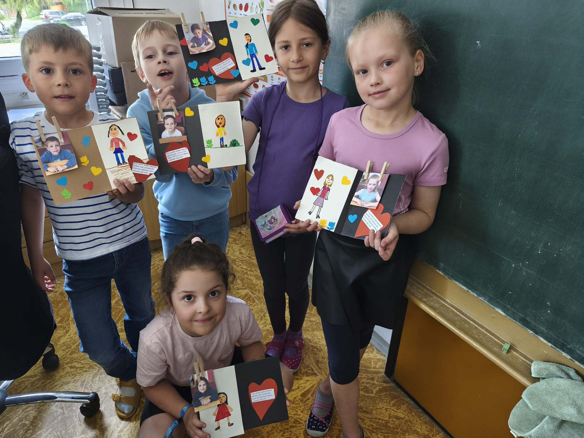 Tvoření přáníček ke Svátku matek - ŠD