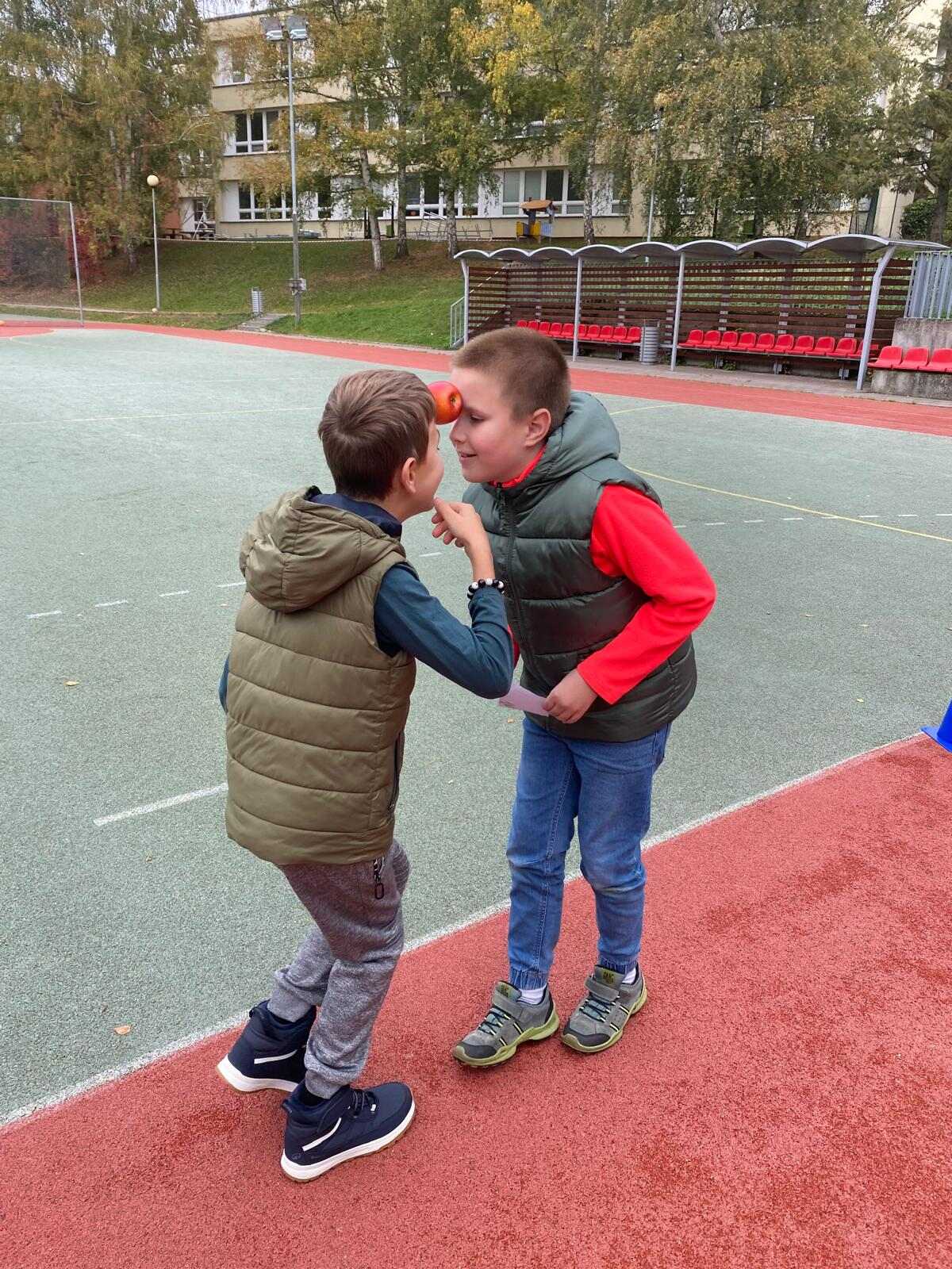 ŠD - Jablíčkobraní na školním hřišti