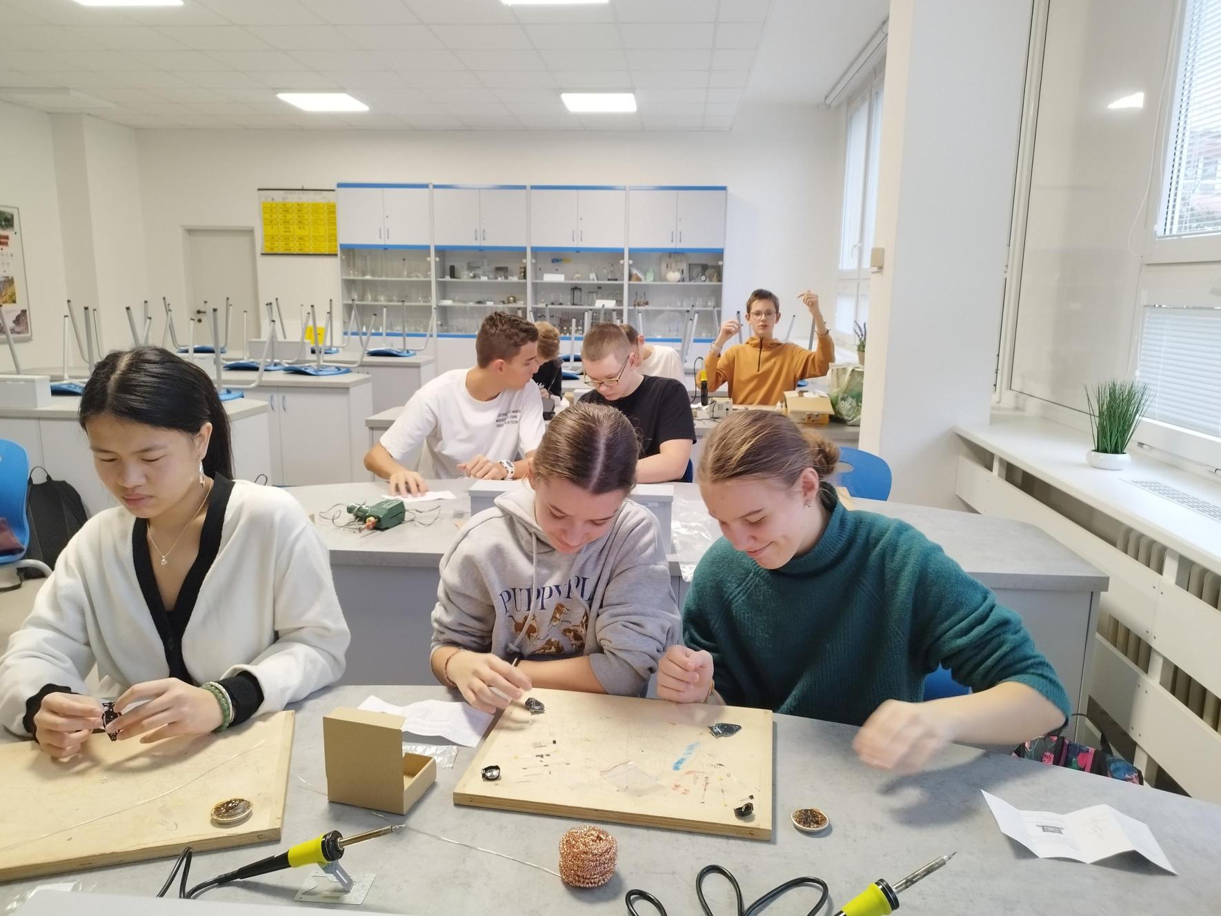 Druhá fyzikální dílna – pájení sovičky