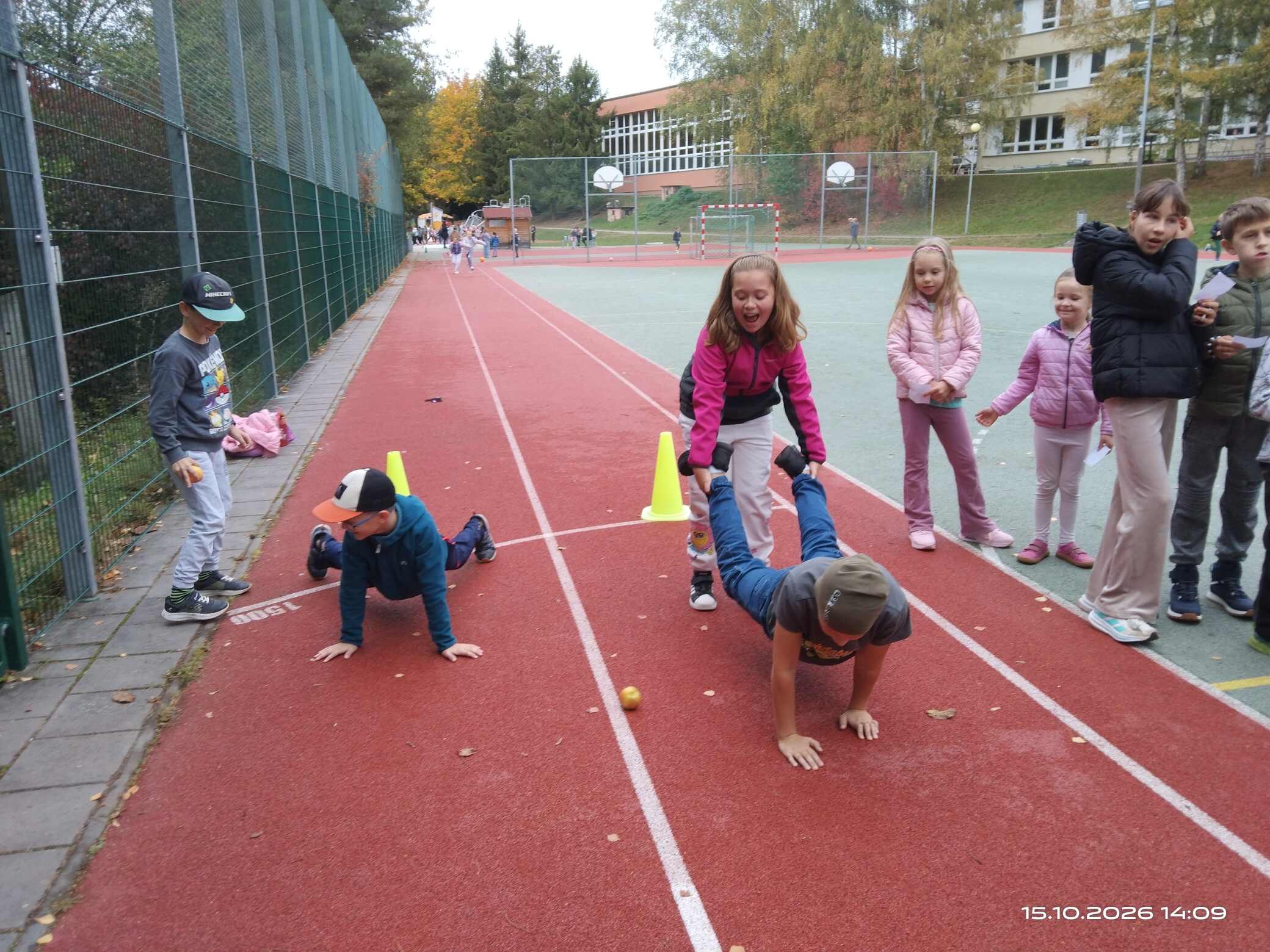 ŠD - Jablíčkobraní na školním hřišti